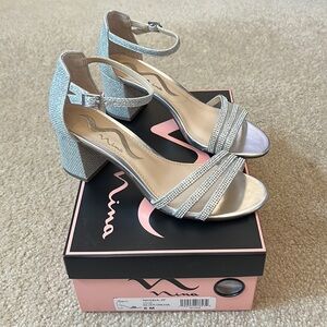 NWT Nina Womens Silver Glitter Sparkle Shiny Strappy Sandal Heels Prom - size 6M